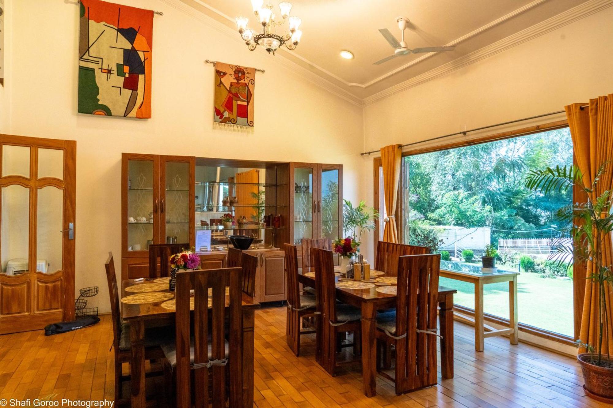 Orania Hotel Srīnagar Екстериор снимка